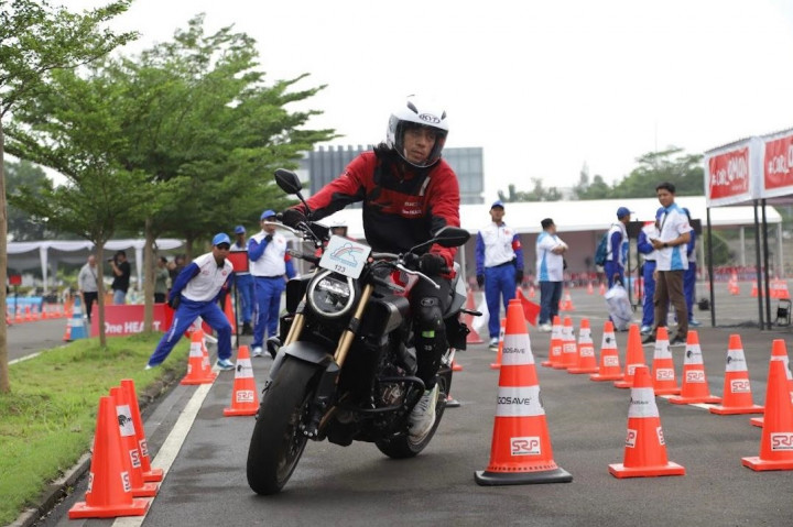 Kencan Singkat dengan Honda CB650R, Oper Gigi Tanpa Kopling Pakai Fitur E-Clutch