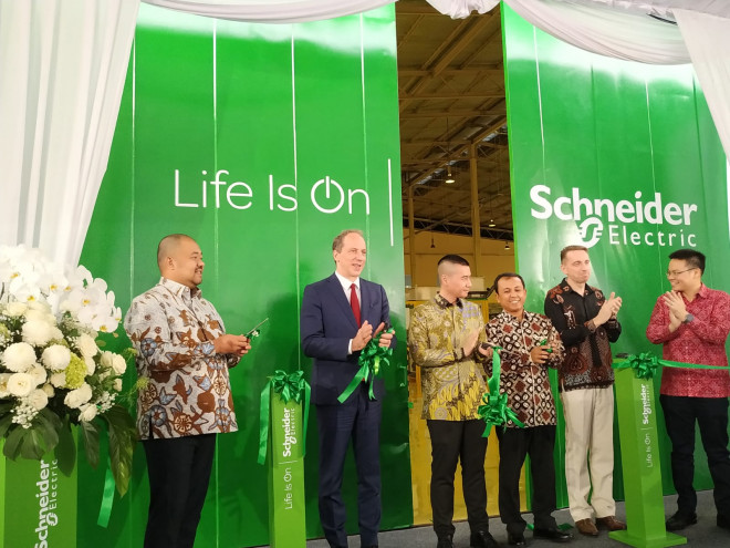 President Director Indonesia & Timor Leste Schneider Electric, Martin Setiawan ditemani Duta Besar Prancis untuk Indonesia Fabien Panone Direktur Industri Permesinan dan Alat Mesin Pertanian Kementerian Perindustrian So