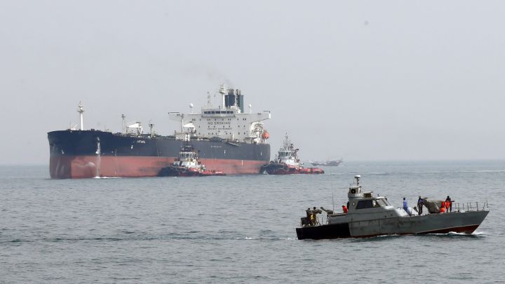 Kapal Patrol Iran di Selat Hormuz. Foto: EPA-EFE/ABEDIN TAHERKENAREH