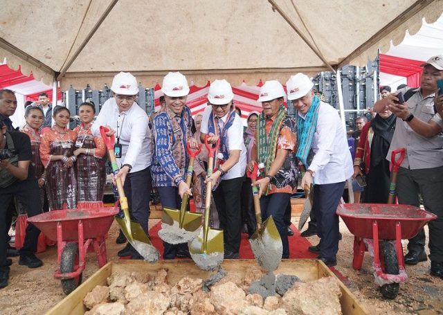 Menkes lakukan peletakan batu pertama (groundbreaking) pembangunan RSUD Buton Utara. (Foto: Dok. Birkom Kemenkes)