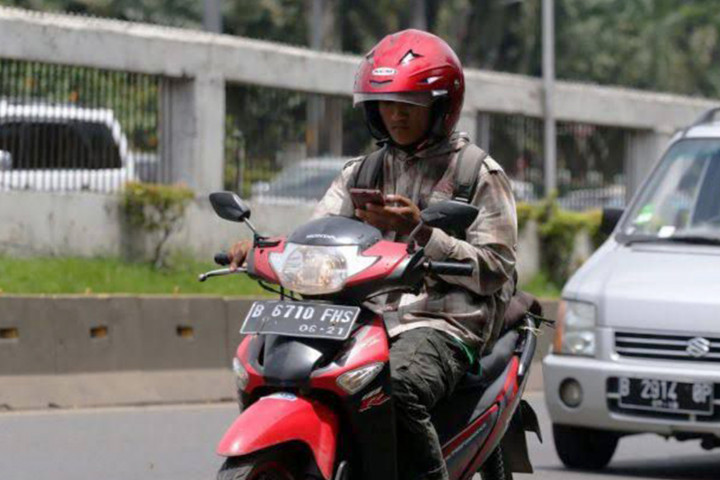 Bahaya Menggunakan Ponsel Saat Mengendarai Motor