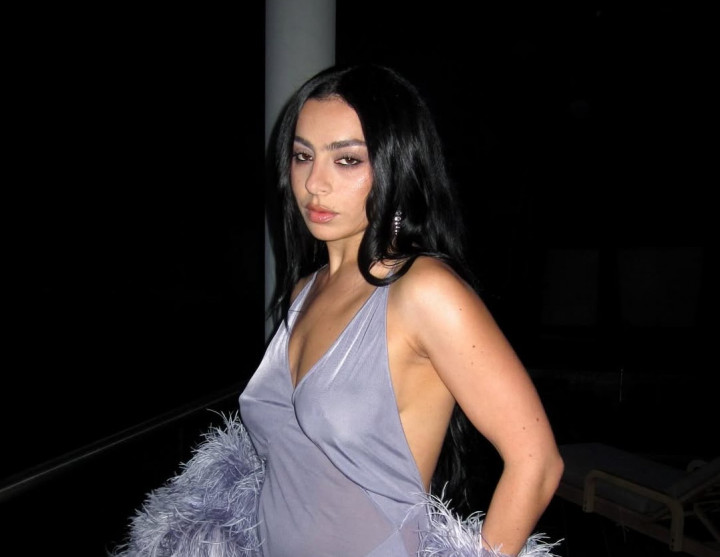 Charli XCX Bagikan Rekomendasi Film Favoritnya, Ada Dokumenter Fashion hingga Horor