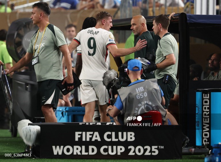 Liam Delap (9) saat mendatap arahan dari Enzo Maresca-Foto AFP