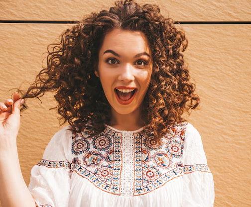 9 Tips Menata Rambut Keriting untuk Ikal yang Indah Sepanjang Hari