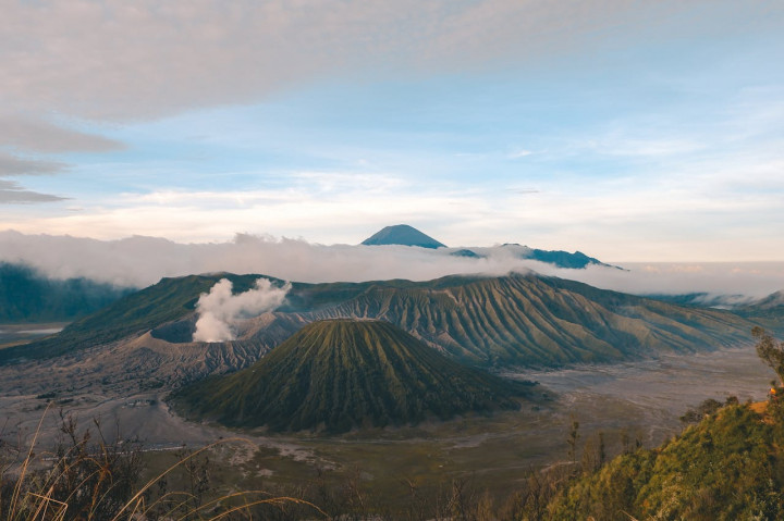 6 Gunung yang Cocok untuk Pendaki Pemula: Prau hingga Papandayan