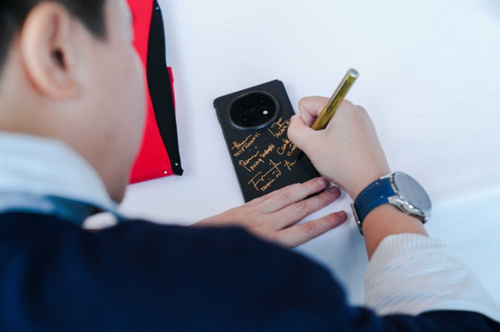 Lelang Oppo Find N5 Bertanda Tangan 8 Legenda Bulutangkis Laku Hingga Rp2,5 Miliar