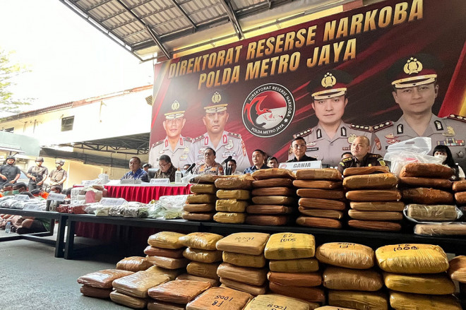 Direktorat Reserse Narkoba (Ditresnarkoba) Polda Metro Jaya mengungkap tiga kasus narkoba menonjol selama dua bulan dari Mei hingga Juni 2025. Tiga kasus menonjol ini memiliki modus operandi yang beragam.
