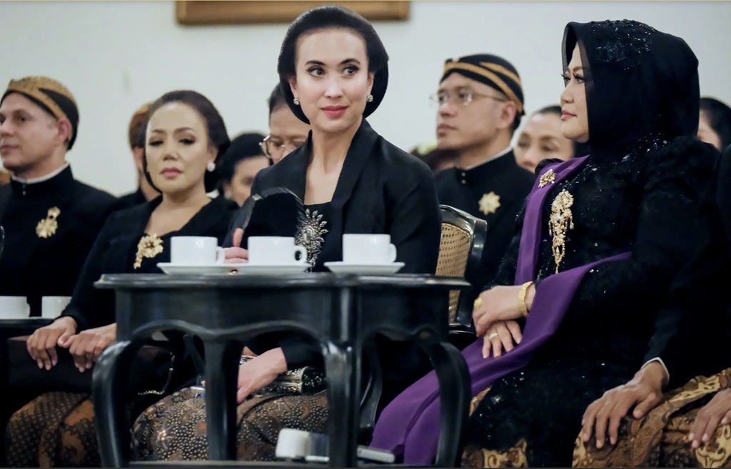 Menpar Widiyanti tampil memesona dengan kebaya hitam dan jarik batik saat malam perayaan satu sura di Pura Mangkunegaran. Dok. Kemenpar