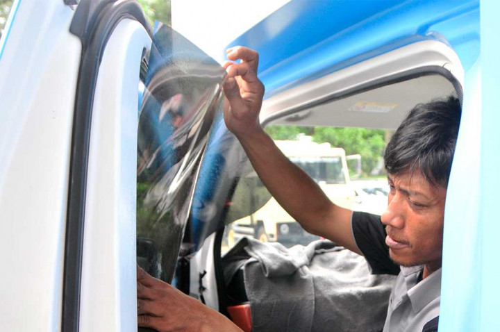 Hati-Hati Ganti Kaca Film Belakang, Defogger Bisa Rusak!