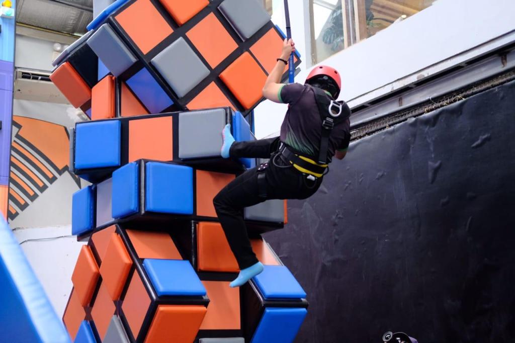 Tak hanya trampolin, arena ini dilengkapi pula dengan rubik tower yang menantang. Dok. Ist