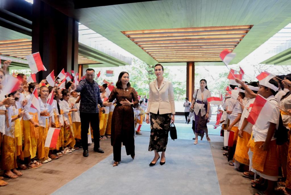 Menpar dan Wamenpar saat mengunjungi Bali International Hospital. Dok. Kemenpar