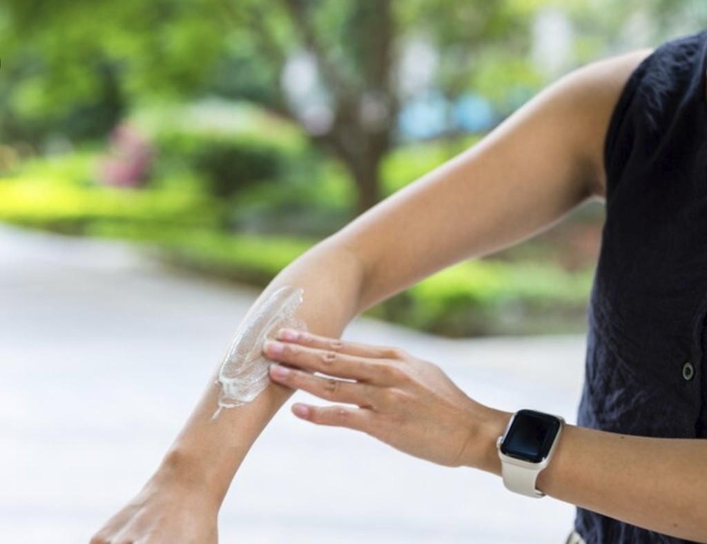 Sunscreen sangat penting dan bagus untuk digunakan saat lari maraton. Ilustrasi Freepik