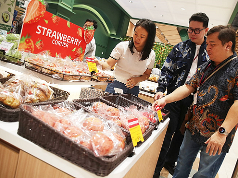Strawberry Corner di AEON Supermarket Paris Van Java, Bandung. (Foto: Dok. Istimewa)