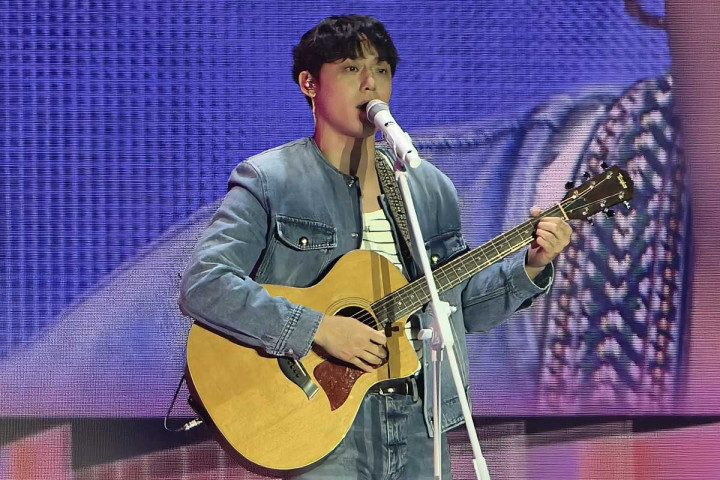 Lee Do-hyun Pamer Bakat Main Gitar di <i>Fan Meeting</i> Jakarta