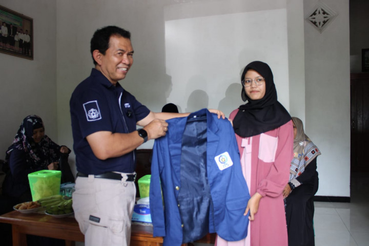 Beri Semangat Mahasiswa Baru, ITS Jemput Langsung Penerima KIP-K di Rumah