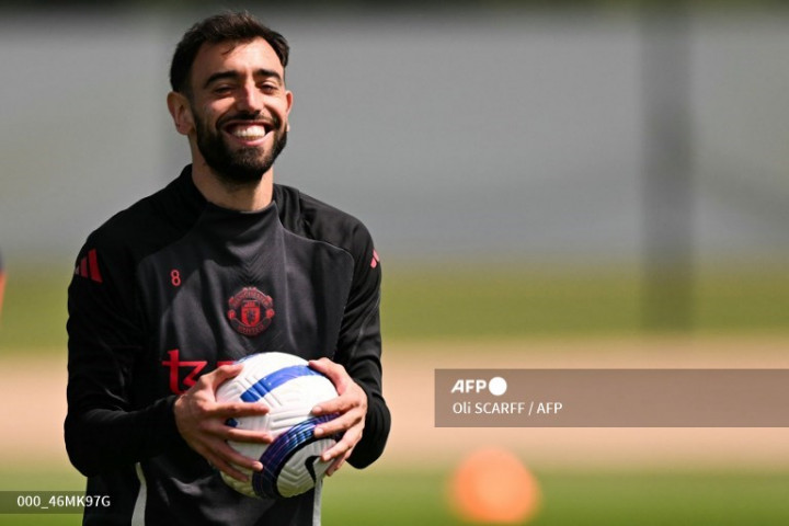 Legenda MU Senang Fernandes Bertahan