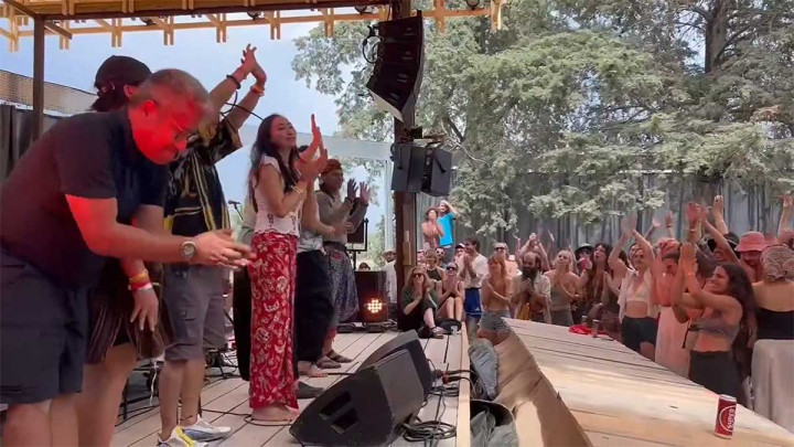 Bawakan Mantra Sunda, NTT, hingga Dayak, Grup Etnik Indonesia Ditonton 12.000 Orang di Portugal!