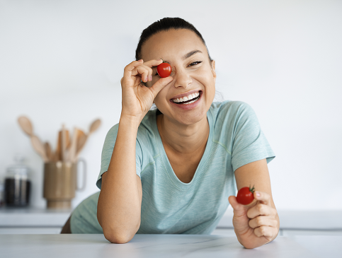 Tomat merupakan sumber likopen dan Vitamin C yang baik untuk kulit. (Foto: Ilustrasi. Dok. Freepik.com)