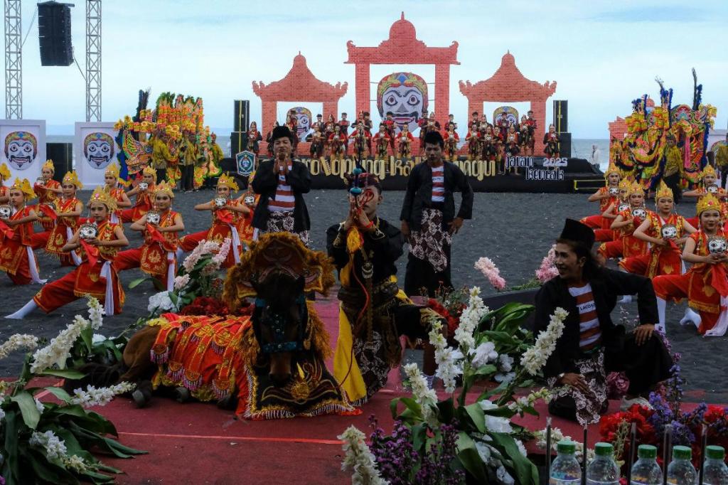 Segoro Topeng Kaliwungu 2025 hadir sebagai bentuk integrasi antara pelestarian budaya, pengembangan pariwisata pesisir, dan pemberdayaan ekonomi kreatif masyarakat. Dok. Kemenpar
