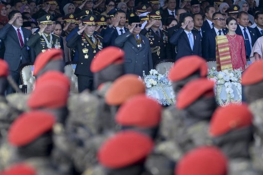 Presiden Prabowo Subianto didampingi Kapolri Jenderal Listyo Sigit Prabowo melakukan inspeksi pasukan dengan kendaraan maung saat Upacar HUT ke-79 Bhayangkara, di Lapangan Monumen Nasional (Monas), Jakarta, Selasa, 1 Juli 2025.