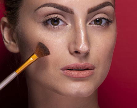 Teknik bronzing dan contouring telah mendominasi tren kecantikan dan tutorial make up. (Foto: Ilustrasi. Dok. Freepik.com)