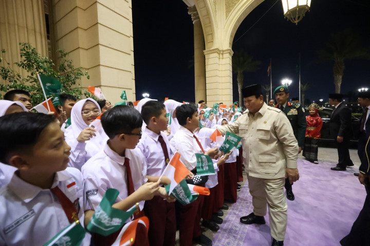Presiden Prabowo Disambut Meriah oleh Siswa dan Diaspora Indonesia di Jeddah