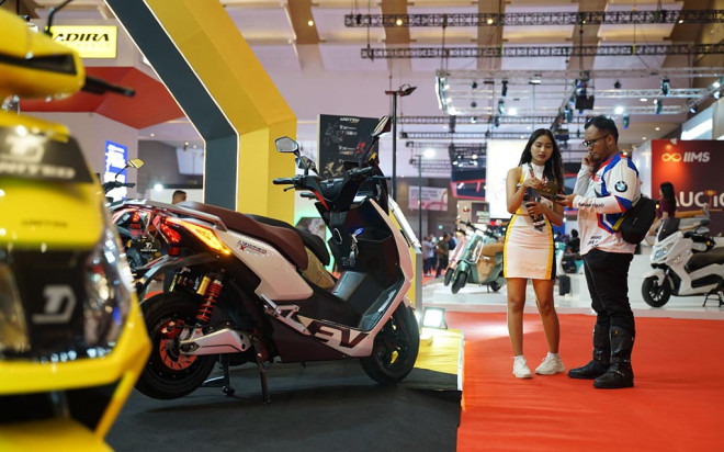 Booth United e-Motor di IIMS Surabaya 2025. United E-Motor