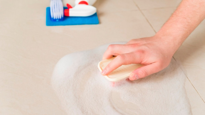 4 Tips Bikin Keramik Kusam dan Berkerak Kembali Kinclong Tanpa Menggosok