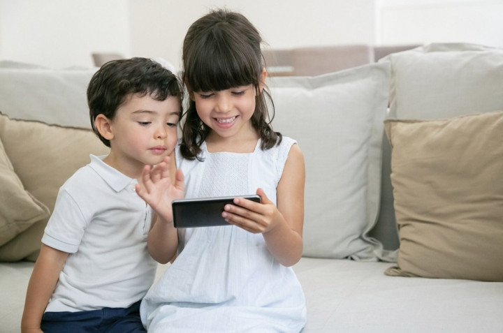 Gejala dan Cara Menghentikan Anak yang Kecanduan Gadget menurut Psikolog