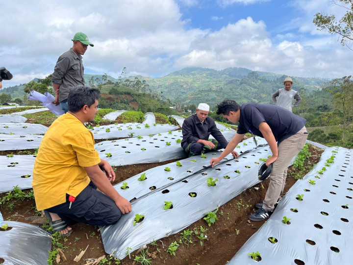 Pertanian Canggih di Garut! PERURI Bawa Smart Farming dan IoT ke Lahan Petani