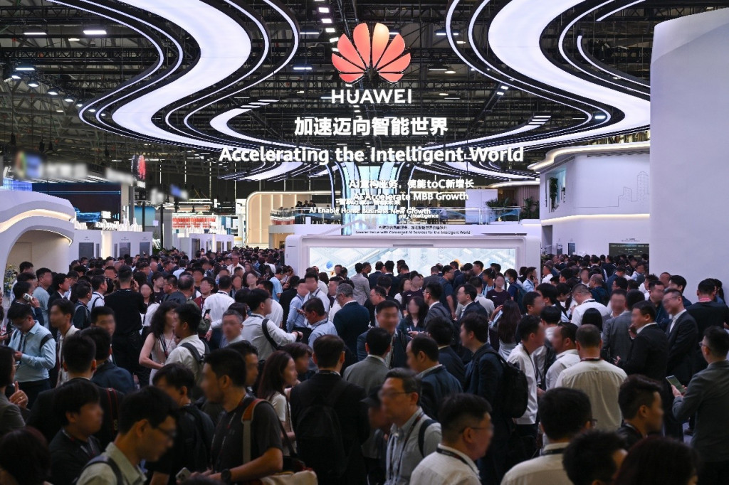 Paviliun Huawei di MWC 2025