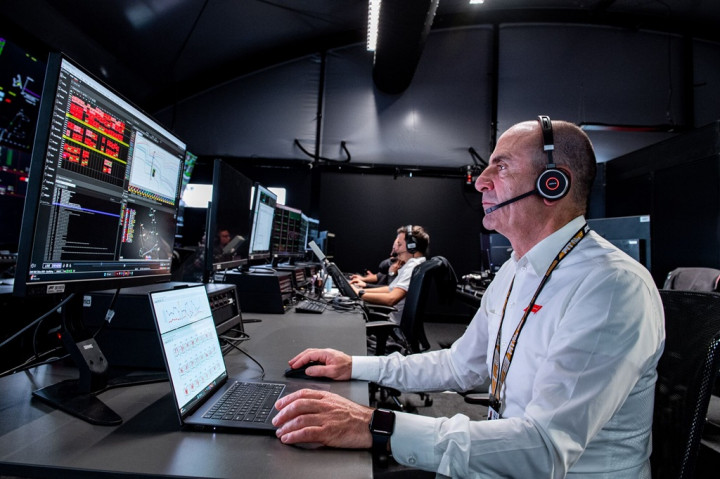 Lenovo dan Formula 1 Uji Coba AI PC untuk Pacu Efisiensi dan Keberlanjutan di Lintasan Balap