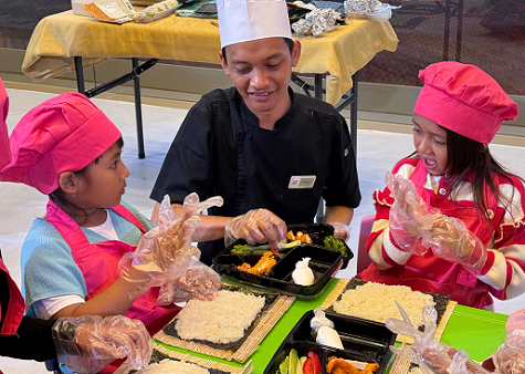 Kegiatan membuat sushi di Gajah Mada Plaza untuk mengenalkan kuliner Jepang. (Foto: Dok. Istimewa)