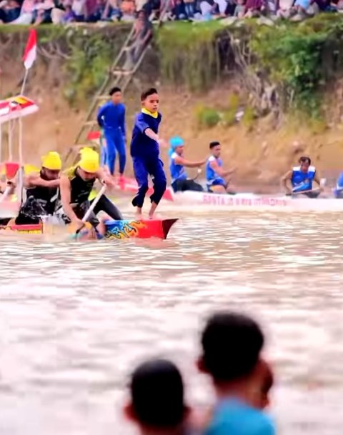  Pacu Jalur merupakan sebuah pesta rakyat yang menjadi kebanggaan masyarakat dari Kuantan Singingi atau Kuansing di Provinsi Riau. (Foto: Dok. Instagram Exploredolan)