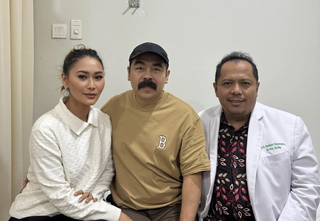 Inul, Adam Suseno, dan tim medis (foto: Instagram @inul.d)