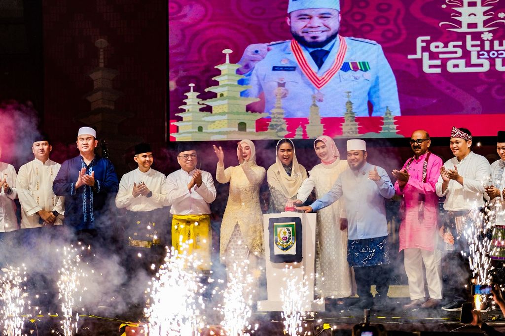 Wakil Menteri Pariwisata Ni Luh Puspa bersama Gubernur Bengkulu Helmi Hasan, Kepala Dinas Pariwisata Provinsi Bengkulu Murlin Hanizar beserta jajaran saat menutup Festival Tabut 2025 di Sport Center Bengkulu. Dok. Kemenpar