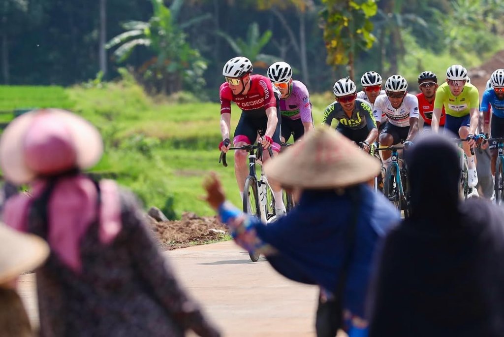 Tour de Banyuwangi Ijen menjadi instrumen olahraga, pariwisata, dan sekaligus menggeliatkan ekonomi sekitar. Dok. infotourdeijen