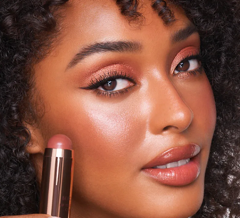 Formula blush on krim dan stik disebut lebih mudah digunakan daripada blush on bubuk. (Foto: Dok. Charlotte Tilbury)