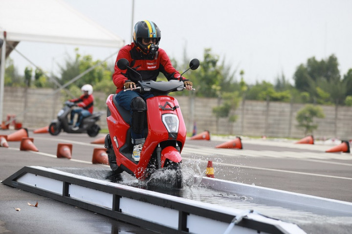 Motor Listrik Lebih Tangguh Libas Banjir, Ini Faktanya!