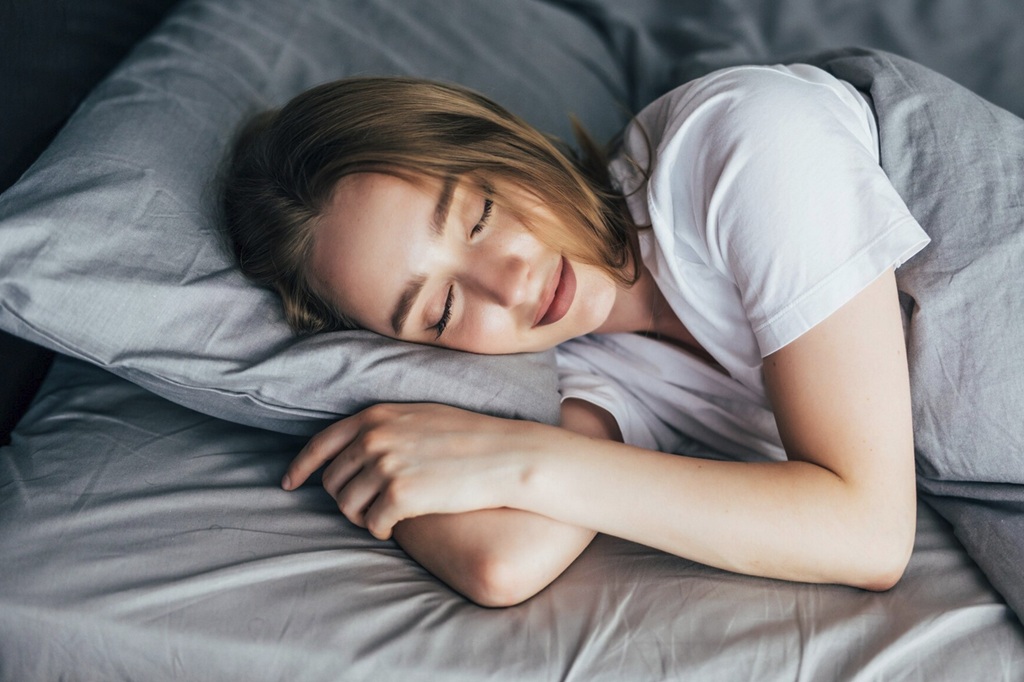 Orang dewasa mungkin tertawa saat tidur, terutama saat mimpi yang menarik atau emosional. Ilustrasi Freepik