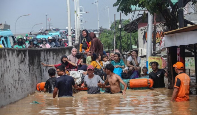 Proses evakuasi warga saat banjir di kawasan Cililitan, Jakarta Timur.(MI/Usman Iskandar)