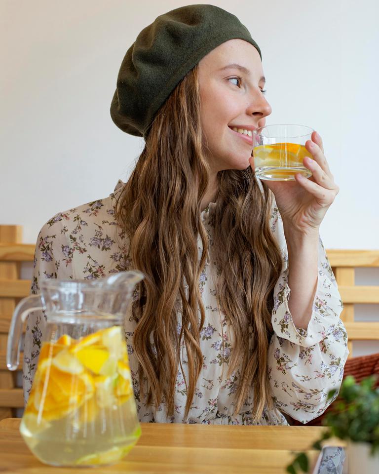 Infused water adalah minuman sehat yang terbuat dari air biasa yang diberi tambahan rasa dari bahan-bahan alami seperti buah-buahan, sayuran, dan rempah. Ilustrasi Freepik