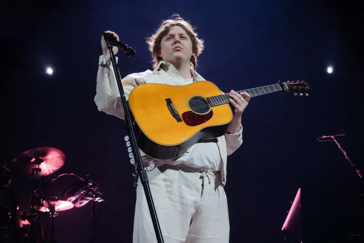 Peduli Isu Kesehatan Mental, Lewis Capaldi Donasi 734.000 Jam Terapi Gratis