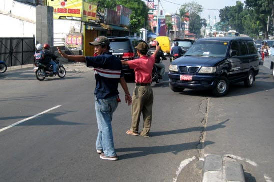 Pengatur lalu lintas liar. MI/Arif Rachman