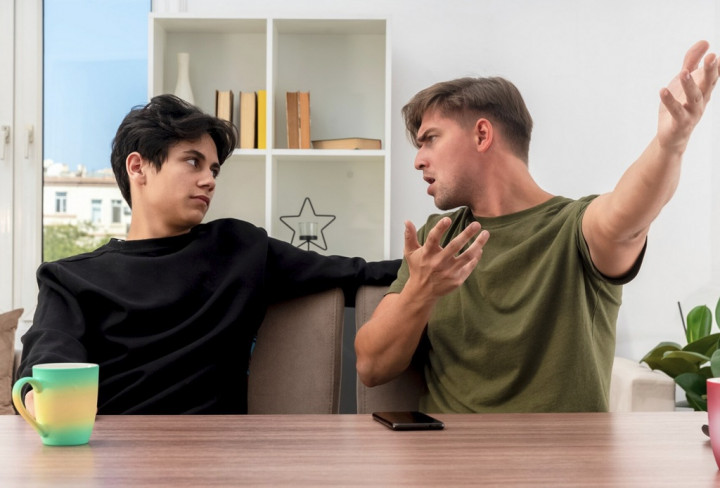 Ini Alasan Ilmiah Mengapa Sebagian Orang Suka Berbicara dengan Suara Keras