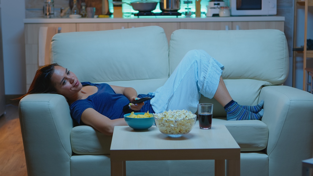 Tidur-tiduran sehabis makan menjadi penyebab asam lambung naik. Ilustrasi Freepik
