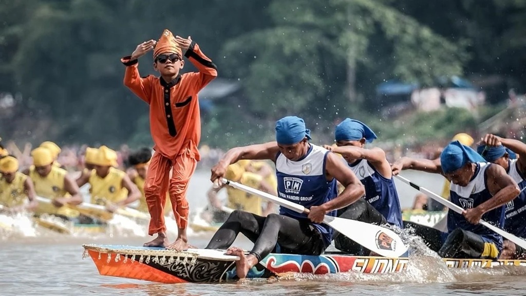 Dika mendadak mendunia setelah video aksi menarinya di atas perahu saat ajang Pacu Jalur di Kuantan Singingi (Kuansing), Riau. Dok Humas Pemprov Riau