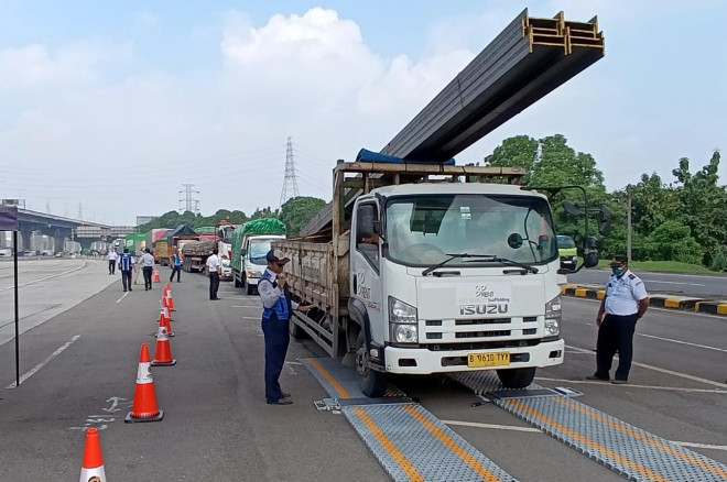 Pengecekan truk ODOL di Jalan Tol. Jasa Marga