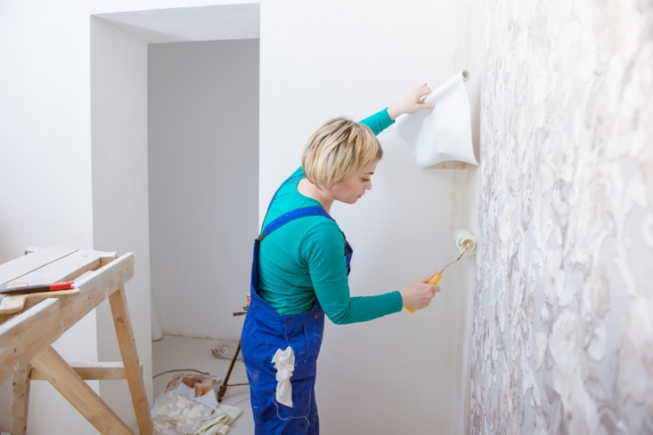 Tips Ampuh Bersihkan Lem Bekas <i>Wallpaper</i> yang Membandel