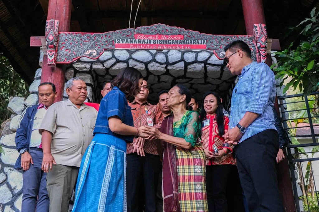 Wamenpar Ni Luh menyaksikan pemandangan Danau Toba dari ketinggian di Geosite Sipinsur. Dok. Kemenpar